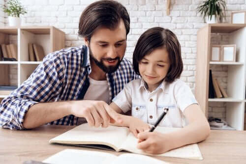 père et fille faisant les devoirs
