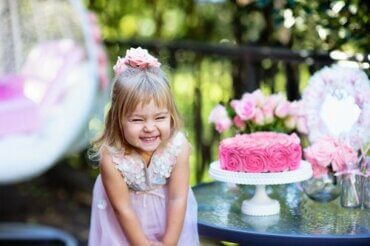 petite fille à une fête