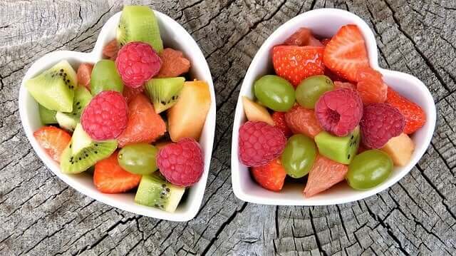 Salade de fruits dans des plats en forme de coeur