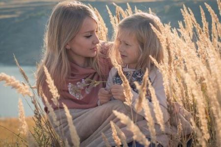 Une mère avec sa fille dans un champ