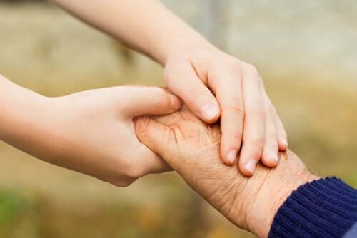 Enfant et grand-parent se tiennent par la main