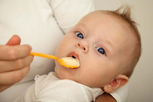 Commencer avec les aliments solides dans l'alimentation de mon bébé
