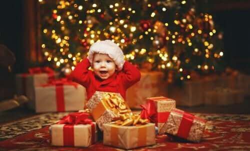 Un bébé au milieu de ses cadeaux de Noël.