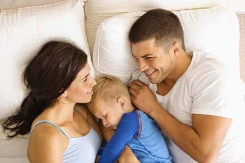 Un bébé avec ses parents