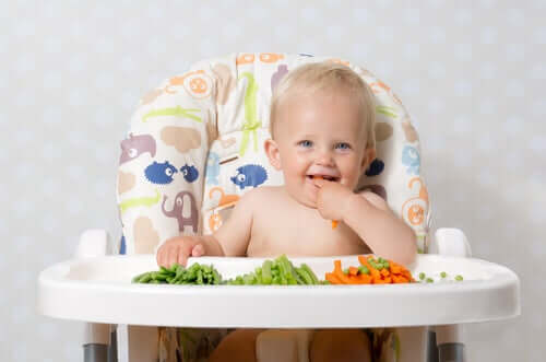 bébé qui mange des fruits et légumes