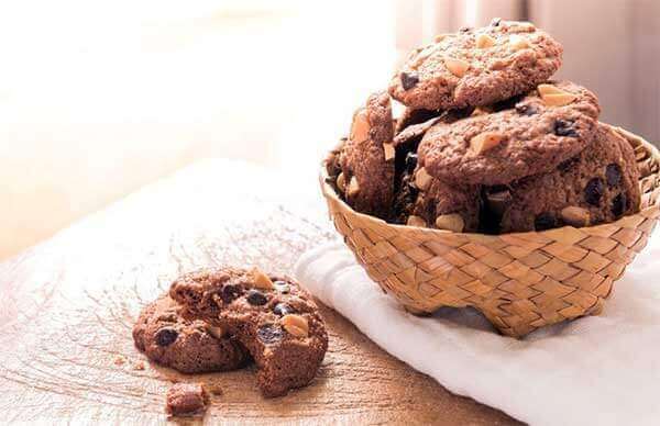 Une table avec des biscuits au chocolat