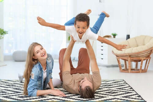 enfant qui joue à l'avion