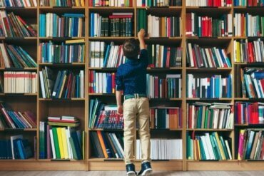 enfant retirant un livre d'une librairie