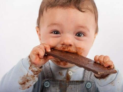 Enfant mangeant du chocolat