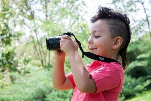 Un enfant prend des photos