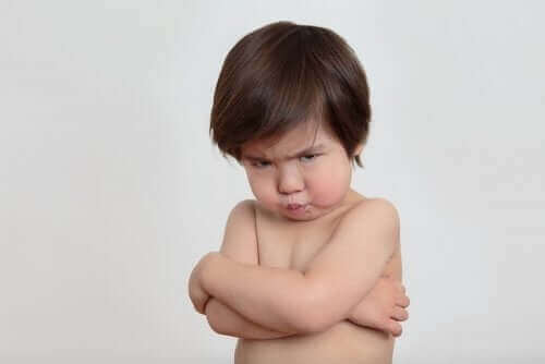 enfant boudeur