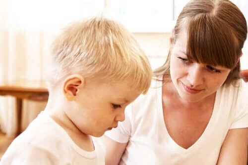 Enfant avec sa mère