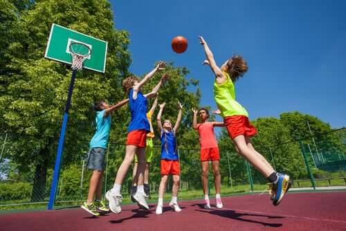 garçons jouant au basket