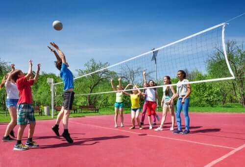 enfants jouant au volleyball