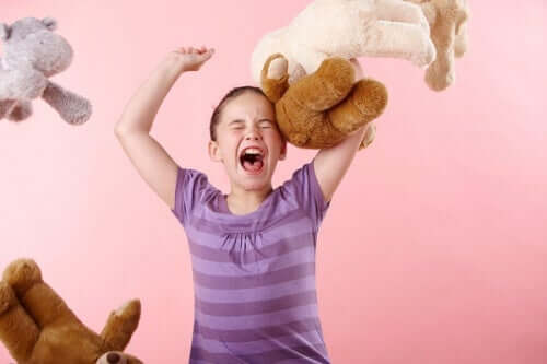 Une fille qui lance des peluches