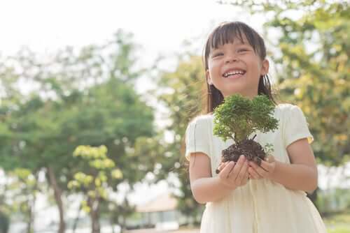 Une petite fille qui fait du jardinage