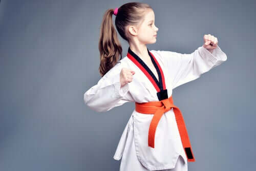 Jeune fille pratiquant les arts martiaux