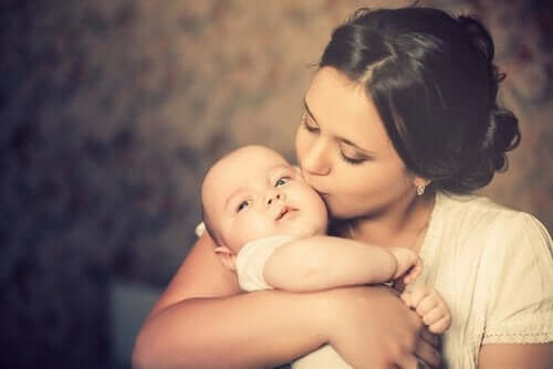 Une mère embrassant son enfant