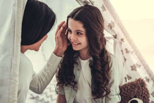 mère félicitant sa fille