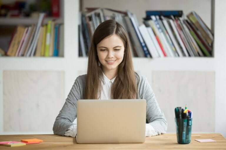 Une étudiante devant son ordinateur