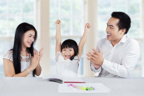 parents félicitant leur fille