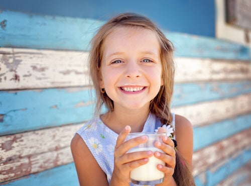 Une petite fille qui boit du lait