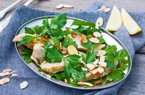La salade de poulet et d'épinards : une bonne idée de dîner lors du deuxième trimestre de grossesse