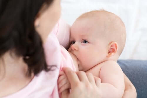 Un bébé qui se nourrit au sein