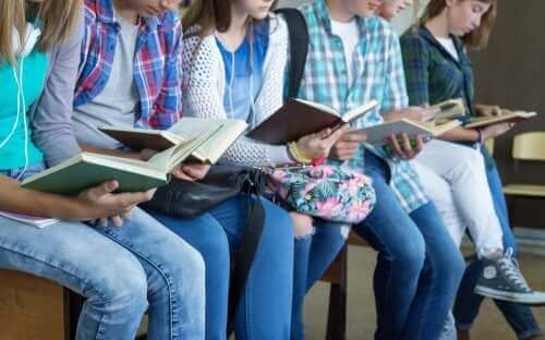 Des adolescents qui lisent