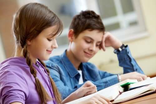 Deux jeunes en train de lire.