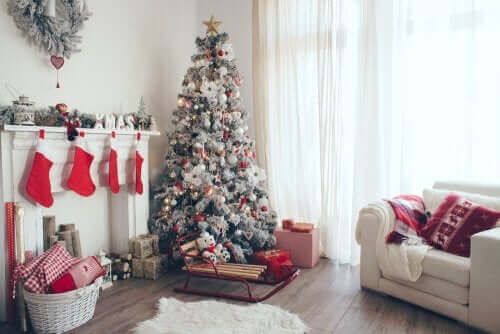 Un salon décoré pour Noël.