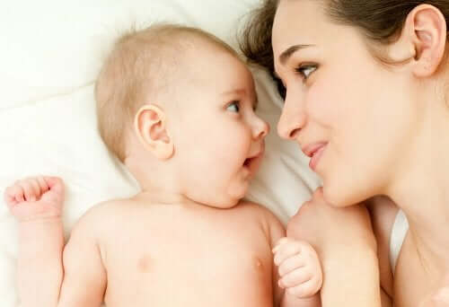 Une mère et son bébé