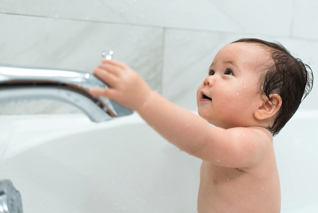 Un bébé dans son bain