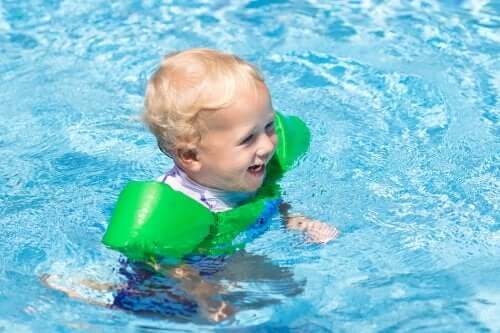 bébé jouant dans la piscine avec l'eau