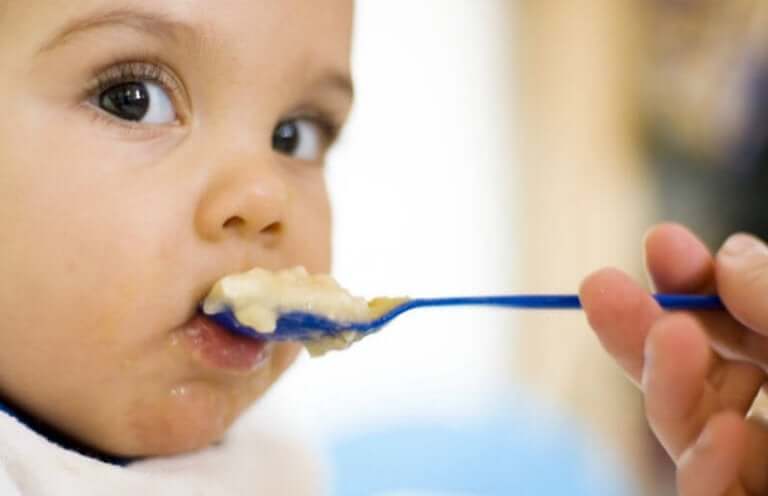 Un bébé mangeant de la bouillie