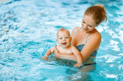Bébé dans l'eau avec maman