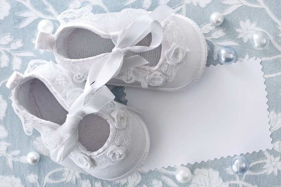 Chaussons blancs de bébé