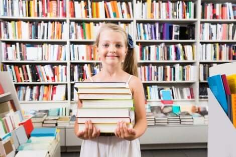 Une petite fille avec des contes en anglais pour enfants