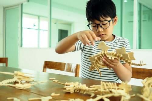 Un enfant qui joue avec un dinosaure