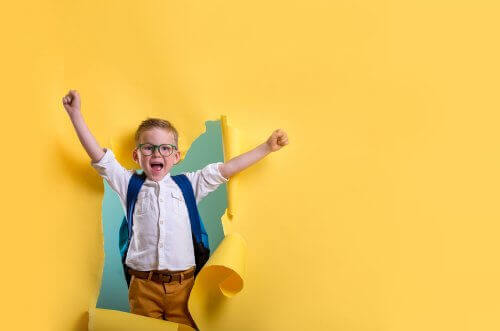 enfant sortant d'un mur en papier