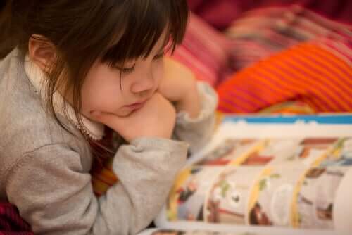 fille lisant une bande dessinée