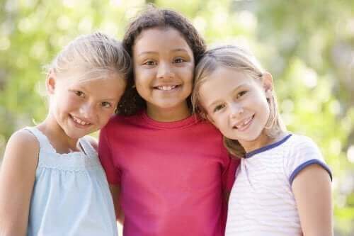 fillettes souriant sans préjugé