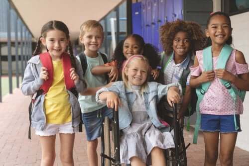 Groupe d'enfants qui coexistent