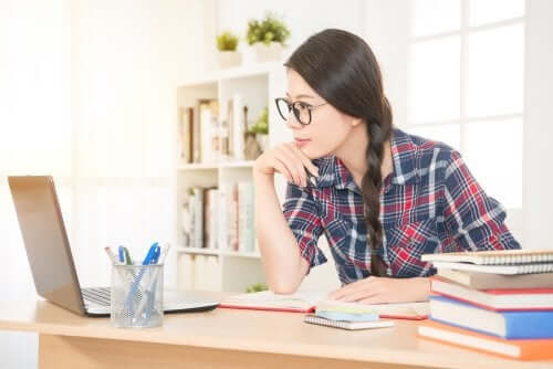 Jeune femme qui étudie