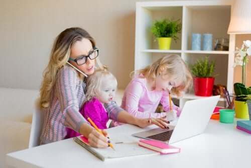 Une mère célibataire avec ses filles