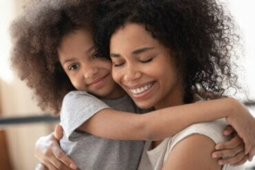 mère et sa fille se faisant un câlin