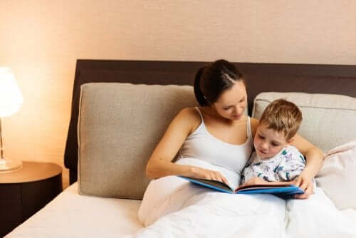 Mère et fils lisent des contes