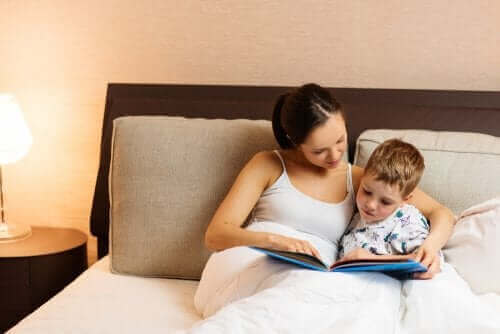 père et fille lisant une histoire