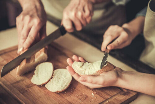 couper du pain dans la cuisine