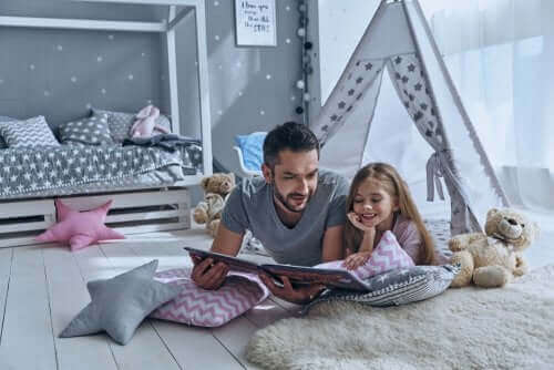 père et fille lisant une histoire